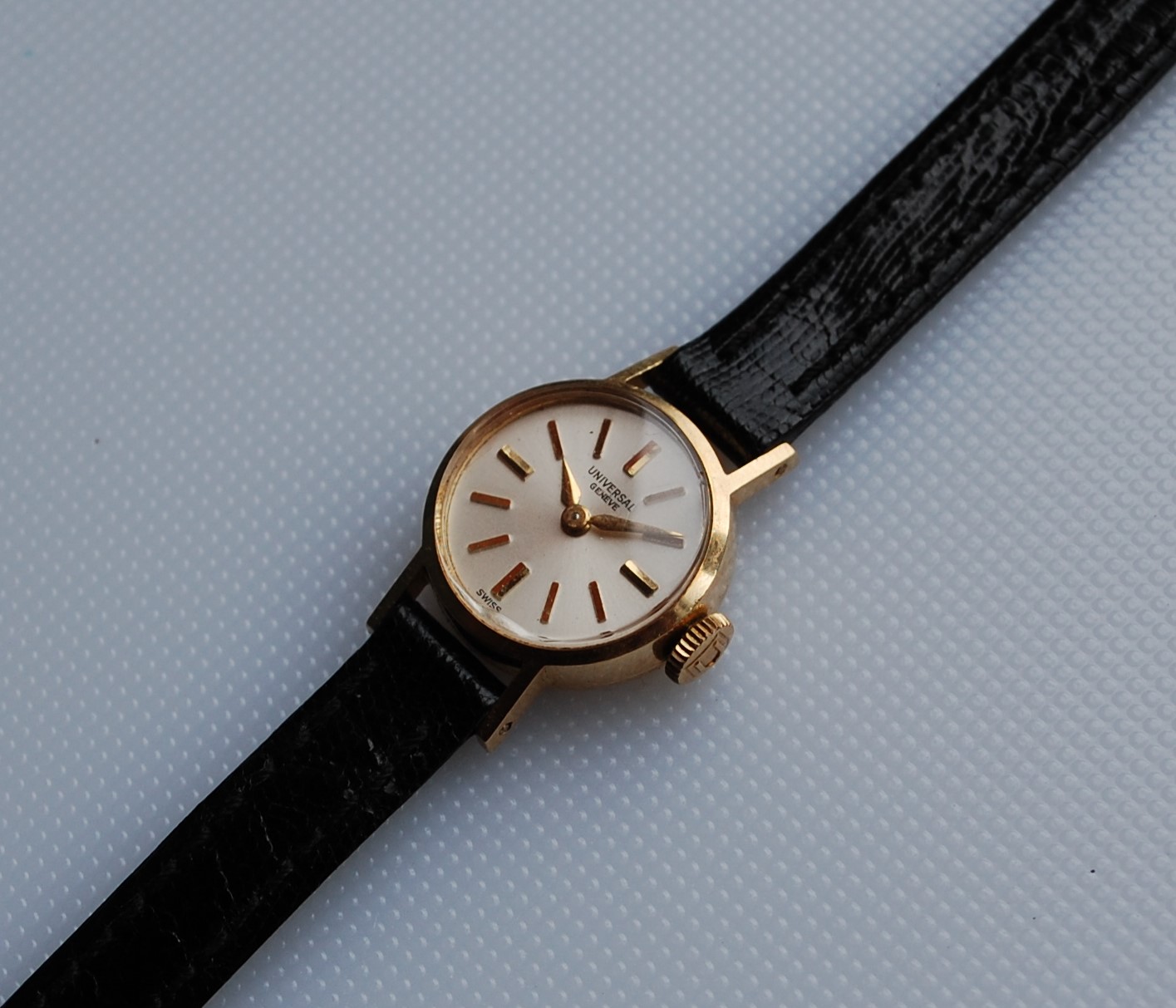 SOLD c1964 Ladies Universal Geneve 18k gold cocktail watch - Image 5